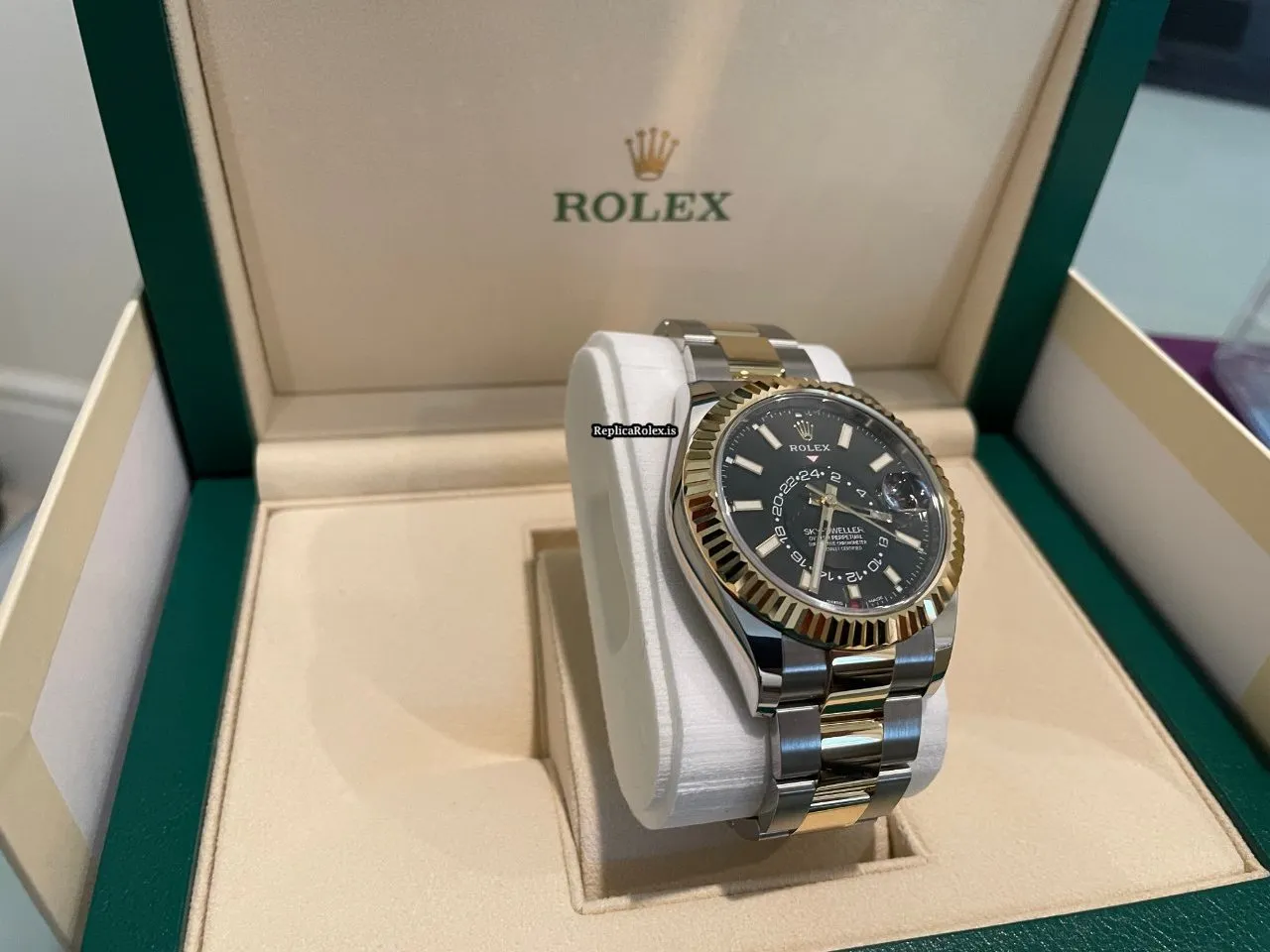 1:1 Replicas Rolex Sky-dweller 326933 Caliber 9001 Automatic Movement 42mm Gold/steel Case Mens/unisex Watch