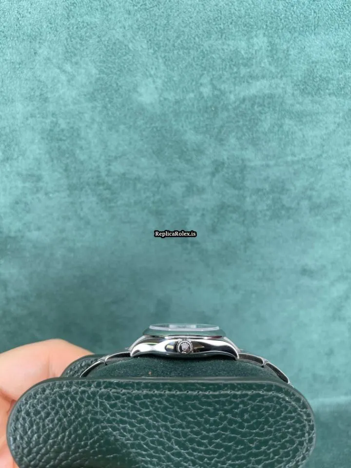 Superior Replica Rolex Oyster Perpetual 31 277200 Caliber 2232 Automatic Movement 31mm Steel Case Womens Watch - Image 4