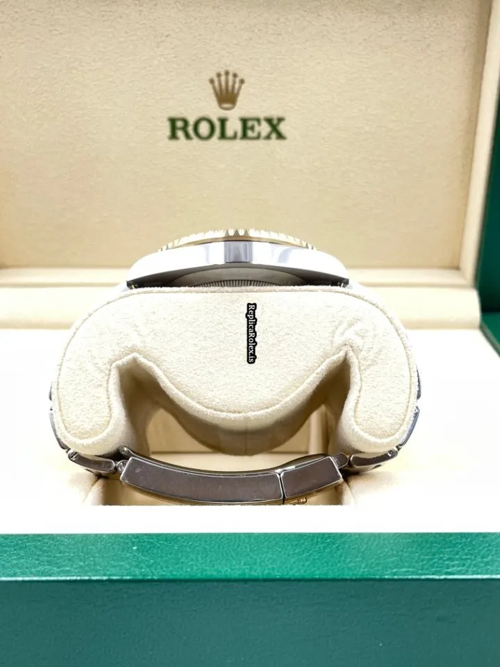 Awesome Replica Rolex Submariner Date 116613lb Caliber 3135 Automatic Movement 40mm Gold/steel Case Mens/unisex Watch - Image 7