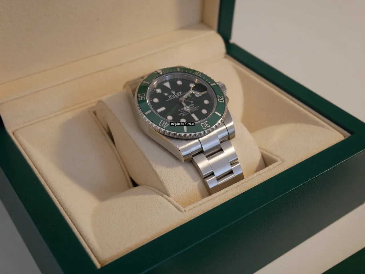 Terrific Fakes Rolex Submariner Date 116610lv Caliber 3135 Automatic Movement 40mm Steel Case Mens/unisex Watch - Image 4