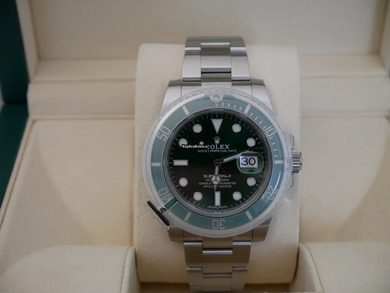 Terrific Fakes Rolex Submariner Date 116610lv Caliber 3135 Automatic Movement 40mm Steel Case Mens/unisex Watch - Image 5