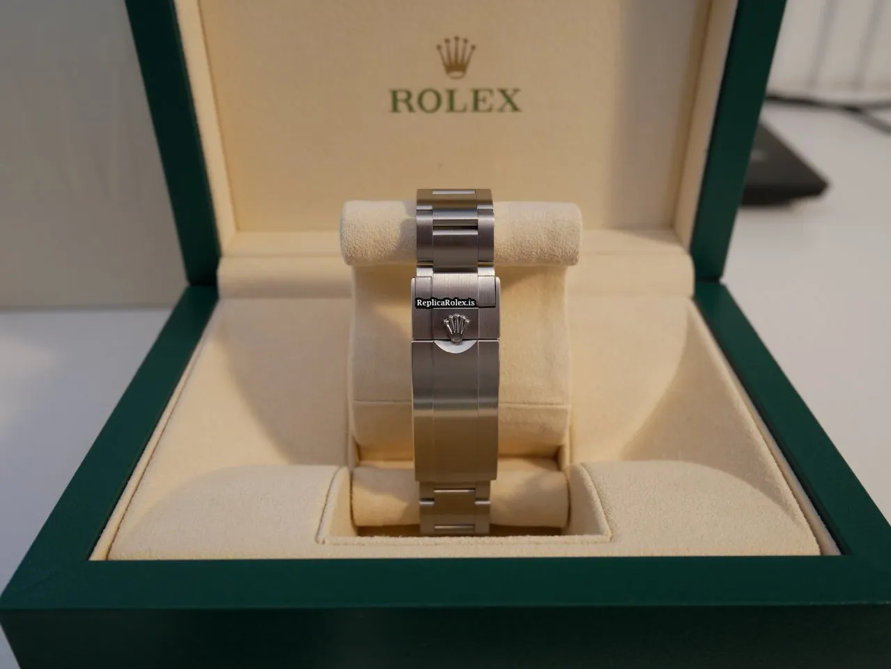 Terrific Fakes Rolex Submariner Date 116610lv Caliber 3135 Automatic Movement 40mm Steel Case Mens/unisex Watch - Image 9