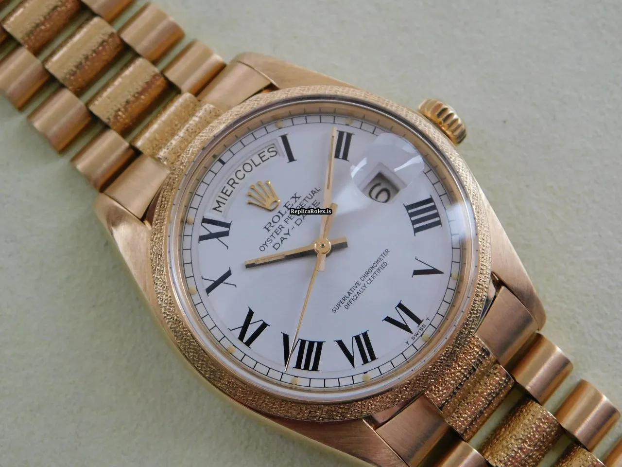 High-end Fake Rolex Day-date 1811 Caliber 1556 Automatic Movement 36x44mm Yellow Gold Case Mens/unisex Watch