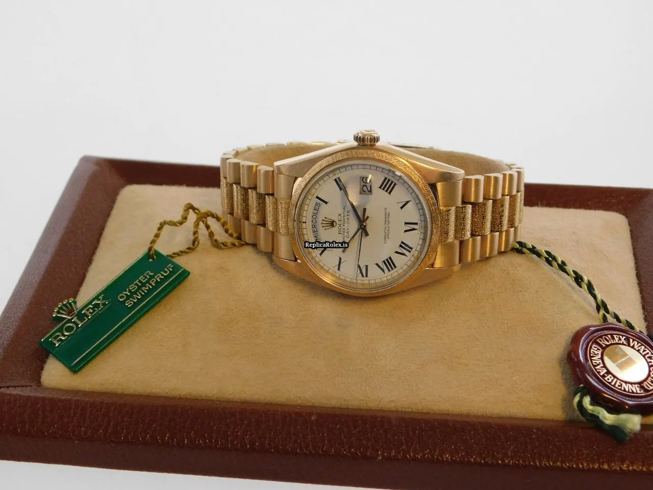 High-end Fake Rolex Day-date 1811 Caliber 1556 Automatic Movement 36x44mm Yellow Gold Case Mens/unisex Watch - Image 3