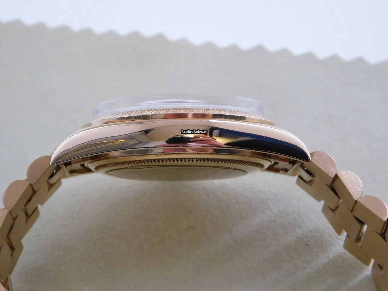 High-end Fake Rolex Day-date 1811 Caliber 1556 Automatic Movement 36x44mm Yellow Gold Case Mens/unisex Watch - Image 7